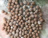 Hình bước làm 4 của món Làm trân châu bằng bột sắn dây và milo