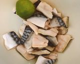 Foto langkah ke 1 dari resep Makarel Masak Tomat (Sarden) Homemade.