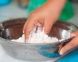 Hình bước làm 2 của món Kí ức tuổi thơ : Hoành thánh mè đen và nồi nước dùng của mẹ