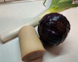 Foto del passaggio 1 della ricetta Vellutata di cavolo viola e porri con crostini e fonduta di parmigiano