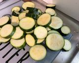 Une image de l'étape 5 de Courgettes et duo d’oignons grillés au zaatar et herbes aromatiques.