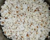 A picture of step 1 of Whip cream popcorn.