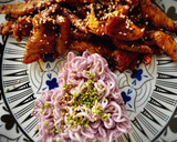 Foto del paso 4 de la receta: Tiras de pollo caramelizada con noodles de batata morada