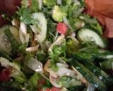 Foto del paso 2 de la receta: Ensalada de hierbas, vegetales y champiñones