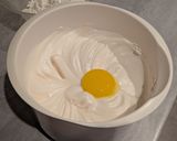 Sárgabaracklekváros piskótatekercs recept fázis 2 fotója