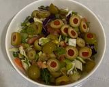 صورة لخطوة 1 من وصفة 🥬🥒 سلطة الزيتون الأخضر بالخضار 🥒🥬