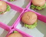 Foto langkah ke 4 dari resep Bekal Anak Burger Mini.