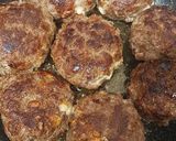 A picture of step 7 of Cheese stuffed burgers.