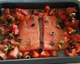 Foto del passaggio 3 della ricetta Salmone al forno con pomodori, olive e capperi