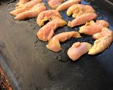 Une image de l'étape 2 de Aiguillettes de poulet marinées à la plancha.