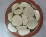 Foto del paso 1 de la receta: Cazuelita de calabacín con York y queso, acompañada de ensalada
