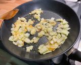 Une image de l'étape 4 de Tarte filo, oignon, chèvre et poivrons tricolores.