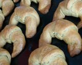 Foto del paso 7 de la receta: Medialunas de Manteca con harina leudante/ o de bizcocho