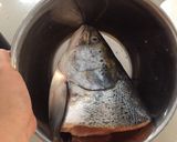 Foto langkah ke 1 dari resep Gulai kuning kepala salmon.