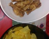 Foto del paso 9 de la receta: Alitas de pollo rebozadas con harina, con papas fritas finas