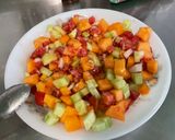 Une image de l'étape 13 de Salade composée de melon, tomates, concombre, oignon doux, feta et menthe.