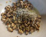Foto del paso 4 de la receta: Arroz con mejillones, surimi, azafrán y pimentón