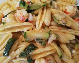 Foto del passaggio 3 della ricetta Zucchine e gamberoni che incontrano formati di pasta speciali