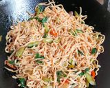 Foto langkah ke 5 dari resep Mie Goreng Batang Talas.