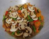 Foto langkah ke 6 dari resep Tumis jamur kancing.