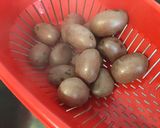 Une image de l'étape 6 de Salade surprise de pommes de terre aux tomates cerises, petits oignons blancs et lomo fumé.