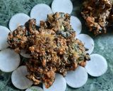 मूली के पत्तों के पकोड़े (Mooli ke patto ke pakode recipe in hindi) रेसिपी चरण 3 फोटो