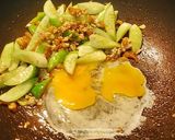 รูปขั้นตอนการทำที่ 3 ของ แตงกวาผัดไข่