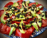 Foto del paso 5 de la receta: Ensalada de tomate rosa con tartar de algas y aguacate