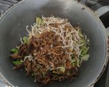 Foto langkah ke 5 dari resep Tumis kembang turi, kecambah campur teri dan ikan asin klotok.