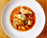 Une image de l'étape 6 de Bacalao con alcachofas i alubias.