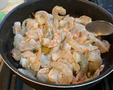 Foto del paso 4 de la receta: Camarones en salsa roja y mantequilla