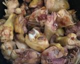 Hình bước làm 2 của món Gà kho lá quế