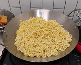Foto langkah ke 5 dari resep Mie Goreng Jawa.