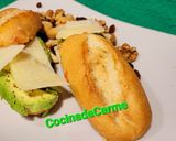 Foto del paso 5 de la receta: Desayuno con aguacate, queso de oveja y frutos secos