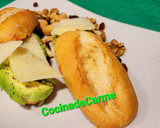 Foto del paso 5 de la receta: Desayuno con aguacate, queso de oveja y frutos secos