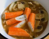 Hình bước làm 2 của món Mì Gói Nấu Nấm Mỡ & Thanh Cua Surimi