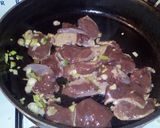 Foto del paso 2 de la receta: Hígado encebollado con arroz