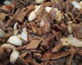 Foto del paso 3 de la receta: Carne de res con nopales, en salsa de guajillo