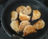 Une image de l'étape 9 de Gyoza et gyoza frit.