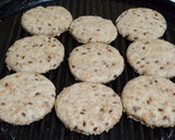 Foto del paso 2 de la receta: Galletitas integrales con semillas a la plancha