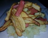 Foto del paso 3 de la receta: Salchipapas con huevo al caballo y colchón de cebolla