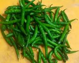 A picture of step 1 of Mirch Ka Thecha (Spicy Green Chili Chutney).