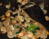 Foto langkah ke 2 dari resep Tumis kangkung udang saus tiram.