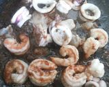 รูปขั้นตอนการทำที่ 3 ของ กุ้งหมึกผัดกะปิ