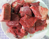 Foto del paso 4 de la receta: Codo alto de ternera con guisantes tiernos