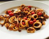 A picture of step 4 of Fried seafood mix salad with garlic.