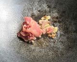 รูปขั้นตอนการทำที่ 3 ของ ผัดถั่วหวานและข้าวโพดอ่อนกับหมูสันใน สูตรน้ำมันน้อย