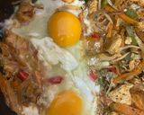 A picture of step 7 of Malaysian style Mie goreng.