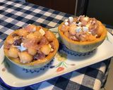 Une image de l'étape 7 de Salade de melon au jambon cru,feta grecque et petits oignons marinés.