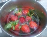 Foto langkah ke 1 dari resep Korean Strawberry Milk.